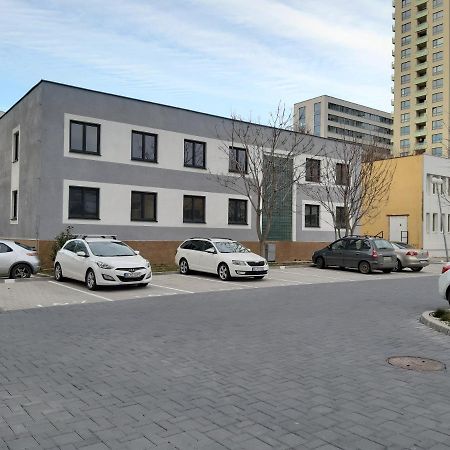 بيت شباب Living Bratislava By The Bus Station المظهر الخارجي الصورة