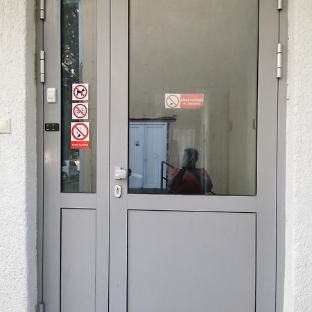 بيت شباب Living Bratislava By The Bus Station المظهر الخارجي الصورة