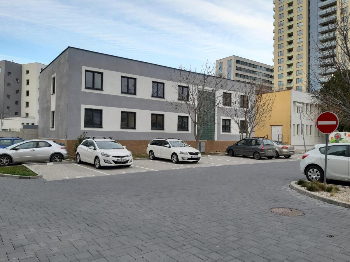 بيت شباب Living Bratislava By The Bus Station المظهر الخارجي الصورة