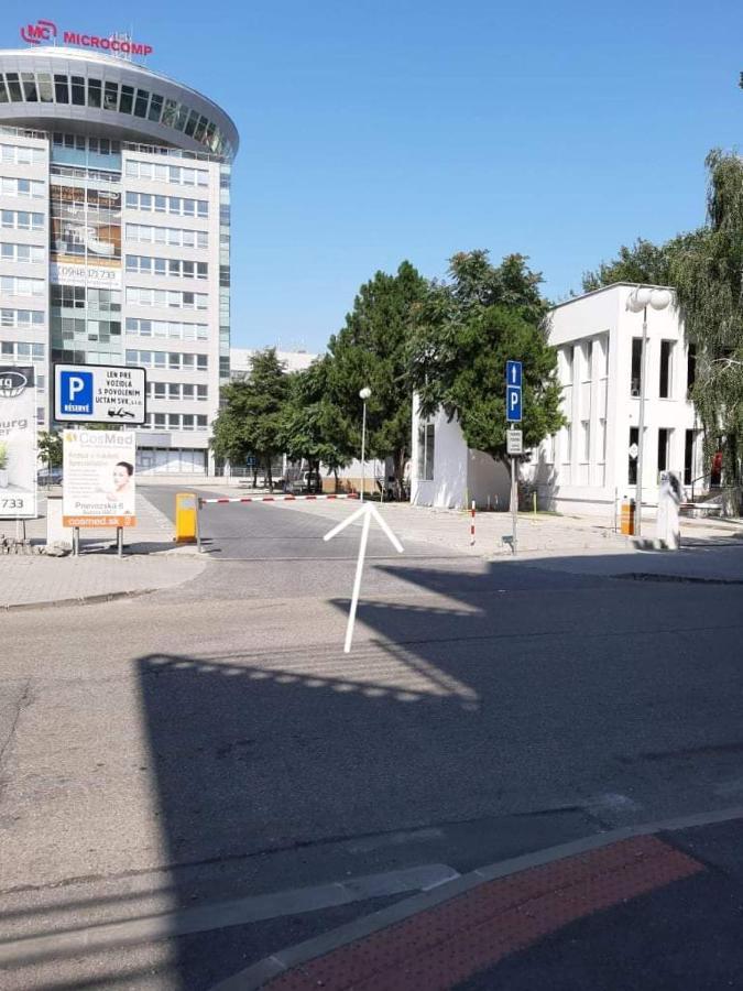 بيت شباب Living Bratislava By The Bus Station المظهر الخارجي الصورة